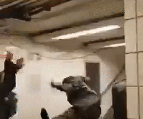 Video: Người phụ nữ TQ đeo khẩu trang bị đuổi đánh ở ga tàu