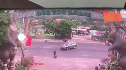 Video: Phóng xe máy tốc độ bàn thờ đâm phải ô tô, quái xế tử vong
