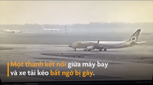 Video: Máy bay nghiền nát xe kéo khiến một nhân viên tử vong