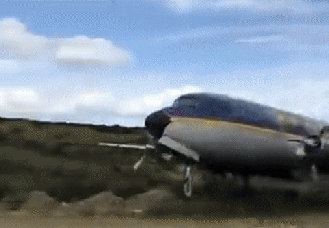 Video: Máy bay hạ cánh lỗi, rơi cả bánh xe suýt gây thảm kịch