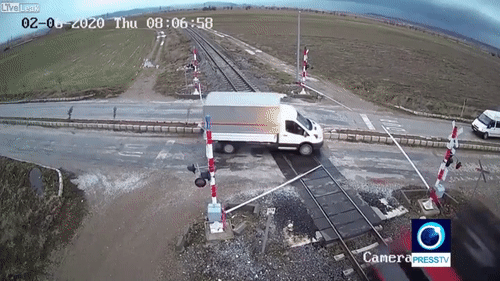 Video: Đâm gẫy barie vượt bất thành, xe tải bị tàu hỏa đâm nát