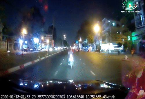 Video: Chạy ngược chiều, thanh niên lái xe máy "đối đầu" ô tô nguy kịch