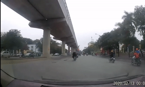 Video: Chạy xe máy lạng lách đánh võng, 2 quái xế ngã "sấp mặt"