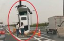 Video: Nữ tài xế lái ôtô đâm vào dải phân cách khiến xe dựng đứng