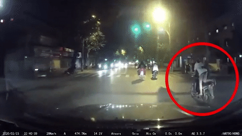 Video: Đổi lái giữa đường như diễn xiếc, 2 thiếu nữ gây xôn xao CĐM
