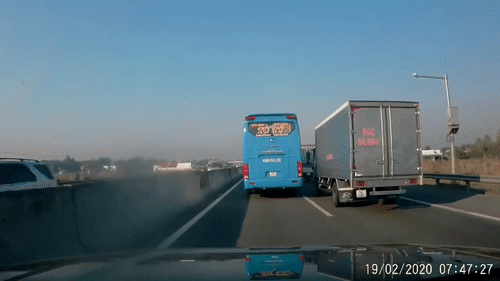 Video: Xe khách vượt ẩu kiểu "bố đời", dí ô tô tải sát vào lề