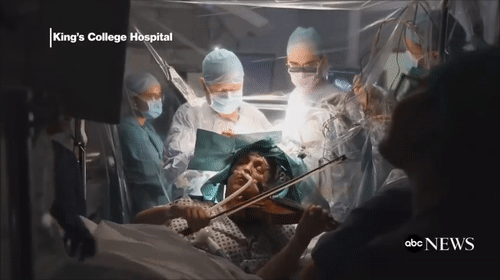 Video: Nghệ sĩ say sưa chơi violin trong lúc phẫu thuật u não