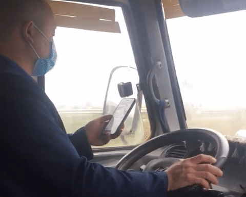 Video: Phẫn nộ tài xế xe khách vừa lái vừa dán mắt vào điện thoại