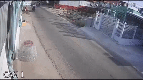 Video: Phóng ngược chiều bạt mạng, quái xế tông nát đầu xe máy khác