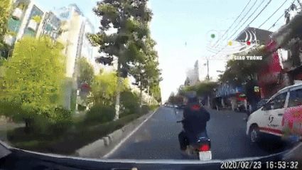 Video: Lạng lách trêu ngươi ô tô, thanh niên đi xe máy nhận "combo đắng"
