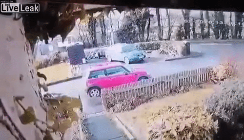 Video: Kinh hoàng ô tô lao tốc độ "bàn thờ" mất lái khiến 2 người nguy kịch