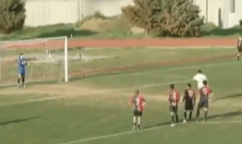 Video: Cầu thủ quyết đá penalty ra ngoài vì lý do bất ngờ