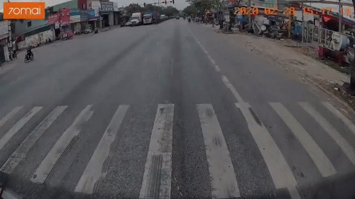Video: Sang đường kiểu "bố đời", tài xế suýt chết thảm trước đầu xe tải