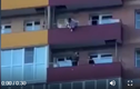 Video: Nhân viên cứu hộ đỡ cô gái nhảy từ tầng 15