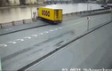 Video: Xe tải leo qua dải phân cách, rồi lao thẳng xống sông