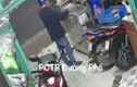 Video: Chủ tiệm tạp hóa bị cướp dàn cảnh mua hàng rồi giật dây chuyền