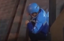 Video: Shipper bật khóc, ngồi lề đường ăn bánh sinh nhật người lạ tặng
