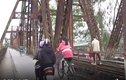 Video: Nam thanh nữ tú tụ tập, trèo lan can vào cầu Long Biên sống ảo