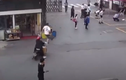 Video: Cụ ông ngáng chân giúp cảnh sát "bắt dính" nghi phạm bỏ trốn