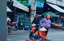 Video: Chị gái ngồi giữa đường bán hàng bất chấp xe cộ qua lại