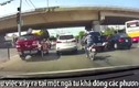 Video: xe ôm "cà khịa" với ô tô sau khi vượt đèn đỏ