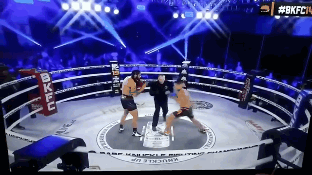 Video: Võ sĩ ngã sấp mặt khi nhảy ra khỏi sàn đấu