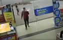 Video : Người đàn ông đâm đầu vào cửa kính siêu thị