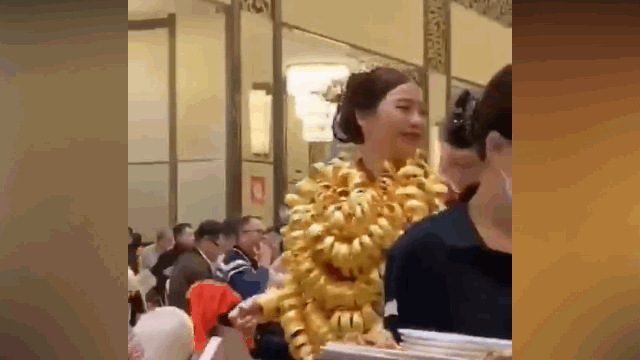 Video: Cô dâu đeo vàng trĩu cổ trong ngày cưới
