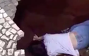 Video: Cô gái trẻ bị hố tử thần nuốt chửng