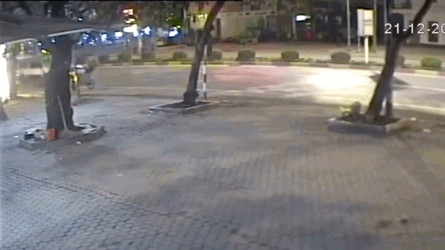 Video : Ô tô tông xe gom rác bay cả chục mét