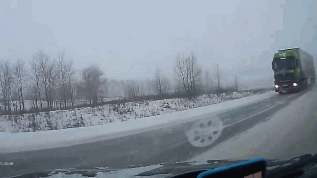 Video : Xe ô tô con đâm vào xe tải sau cú đánh lái