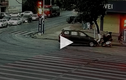 Video : Cảnh sát chạy thoát khỏi ô tô sắp va chạm