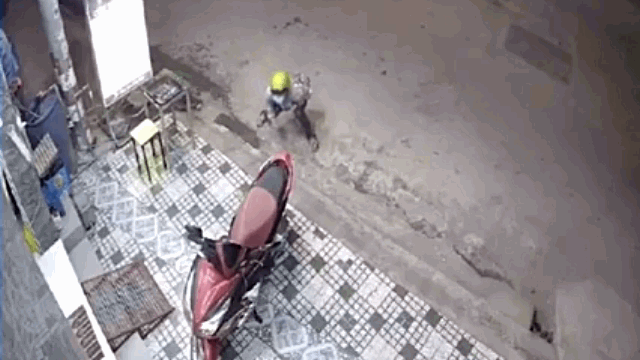 Video: Phì cười thanh niên rón rén trộm xe máy