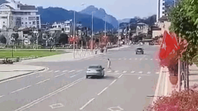 Video: Tài xế ô tô tông người đi bộ bay lên không trung