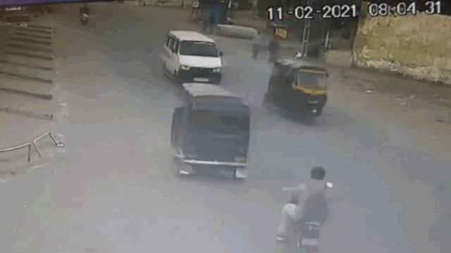 Video: Tông trực diện vào đầu ô tô, người đàn ông văng mạnh