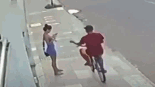 Video: Cướp điện thoại của gái xinh, nam thanh niên nhận cái kết đắng