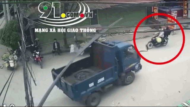 Video: Bị cây sắt đâm trúng người, nam thanh niên rơi khỏi xe máy
