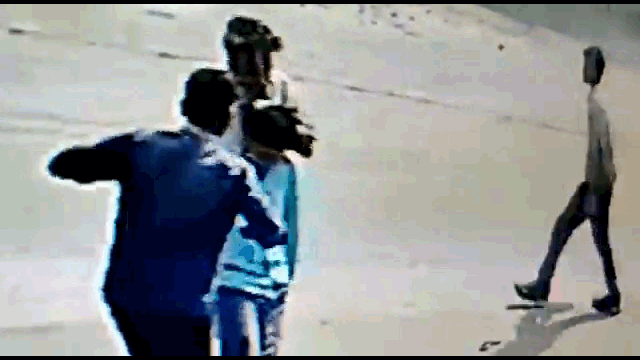 Video: Cậu bé bị người đàn ông siết cổ, cướp điện thoại giữa ban ngày