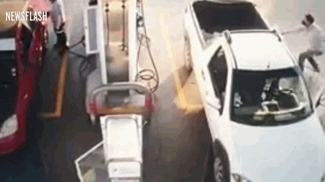 Video: Dùng điện thoại khi đang bơm xăng, thanh niên nhận kết đắng