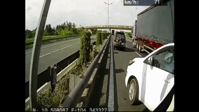 Video: Cố vượt ẩu, ô tô 7 chỗ bị tông lật ngửa trên đường cao tốc