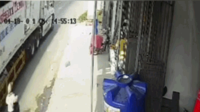 Video: Cố vượt container, người phụ nữ nhận ngay kết đắng