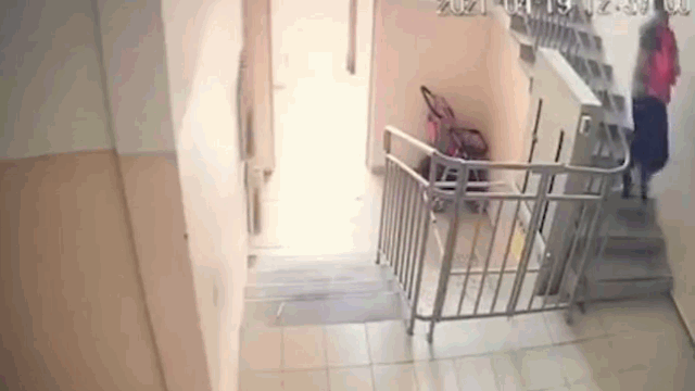 Video: Bé gái bị kẻ biến thái giở trò sàm sỡ ngay trong chung cư