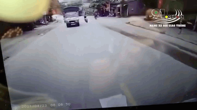 Video: Vượt ẩu, 2 thanh niên đi xe máy lao thẳng vào gầm xe tải