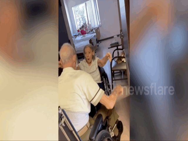 Video: Xúc động cảnh vợ chồng già đoàn tụ trong nhà dưỡng lão