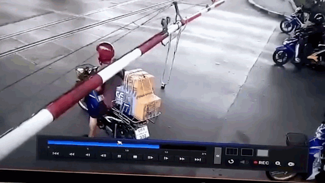 Video: Cố chui qua barie chắn tàu, thanh niên nhận cái kết muối mặt