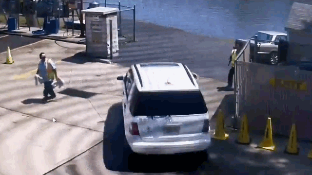 Video: Tài xế nhầm chân ga khiến xe sang Mercedes lao xuống sông