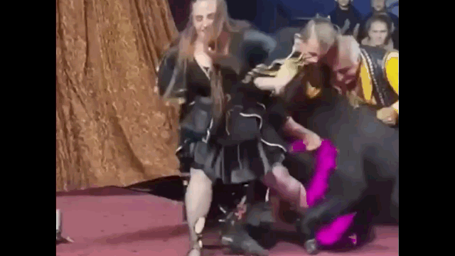 Video: Gấu đen nổi điên, tấn công nữ huấn luyện viên khi đang biểu diễn