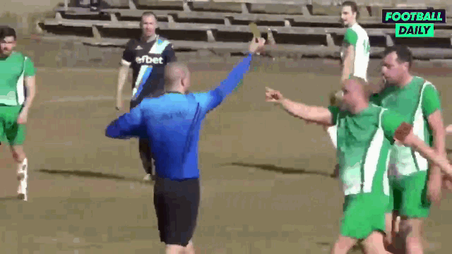 Video: Cầu thủ giật thẻ vàng, tát trọng tài rồi đuổi đánh ngay trên sân