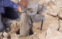 Video: Lật các tảng đất khô cứng, người đàn ông thu được kết quả bất ngờ