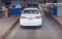 Video: Tài xế ô tô hồn nhiên vượt trạm thu phí không đóng tiền